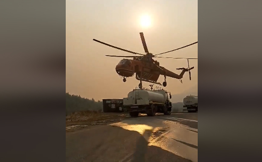 Φωτιά στα Βίλια: Εντυπωσιακό βίντεο με ελικόπτερο που εφοδιάζεται από δεξαμενή