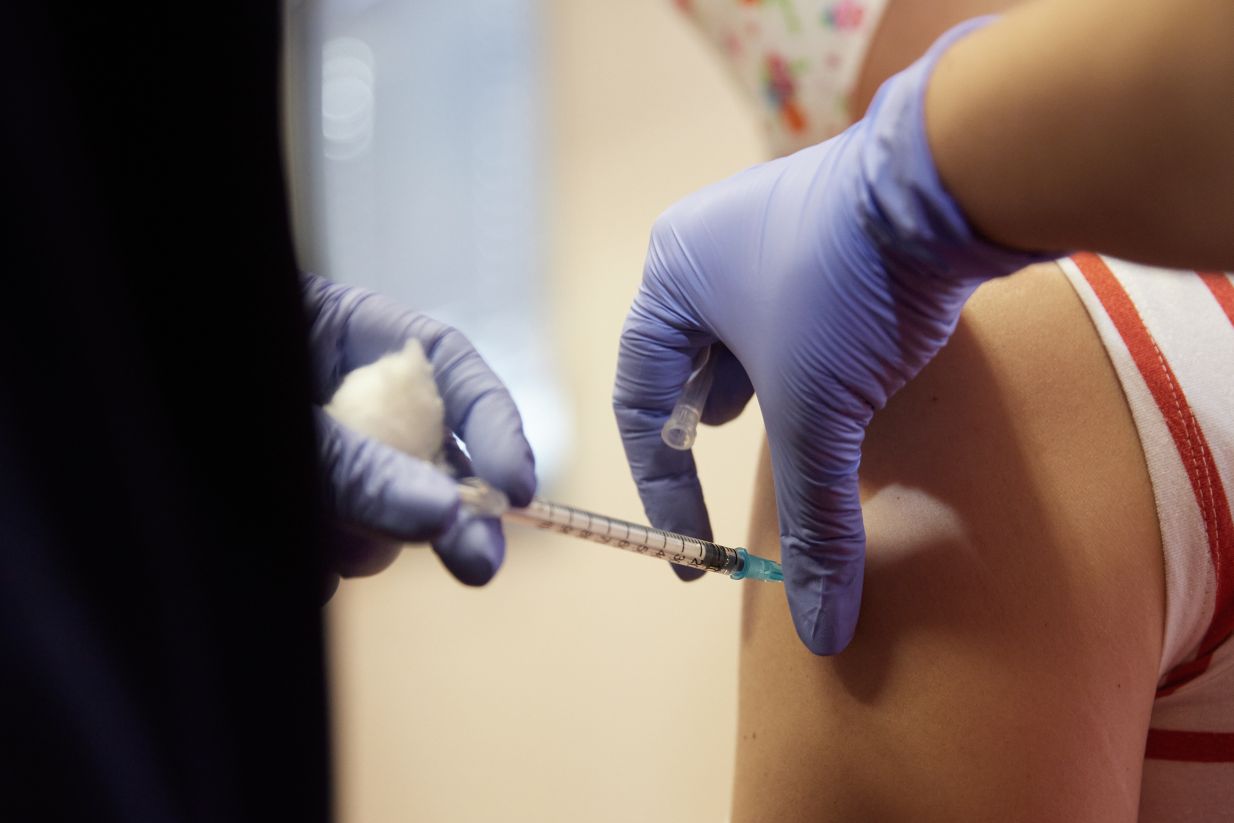 Εμβόλιο κορονοϊού και γρίπης: Οδηγίες και παραδείγματα από τον Γκίκα Μαγιορκίνη