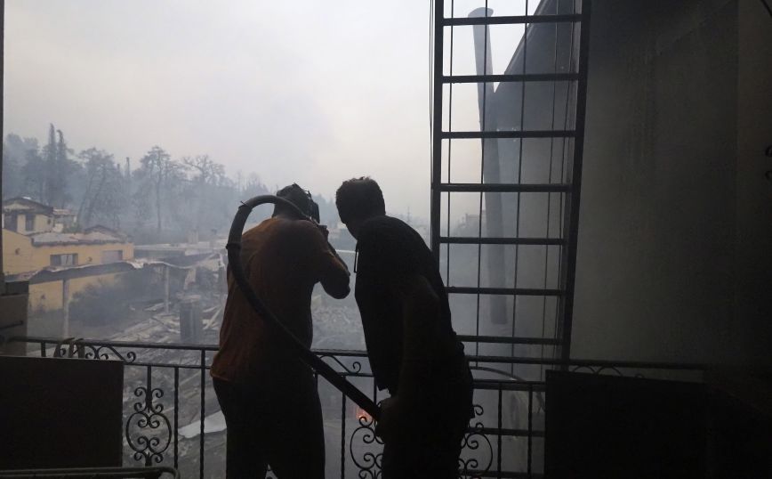 Φωτιά στην Εύβοια: Χτυπούν οι καμπάνες στις Κεχριές για να απομακρυνθούν οι κάτοικοι