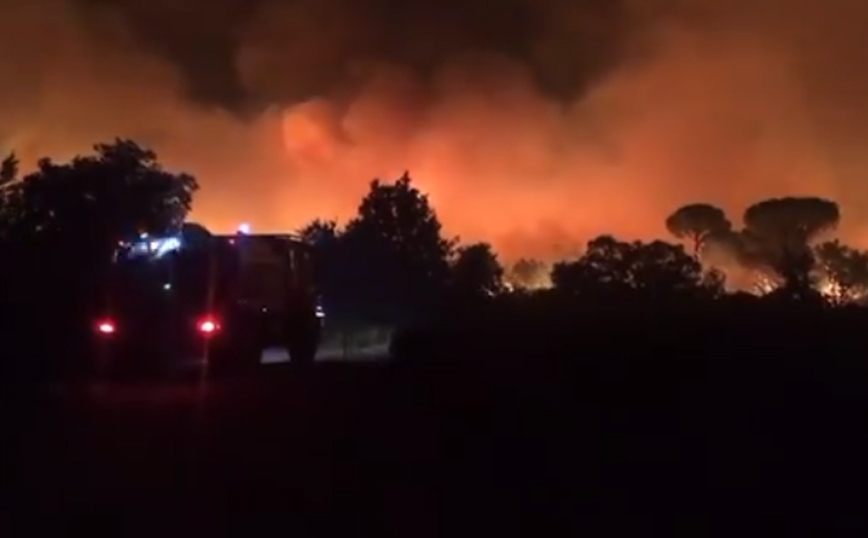 Μαίνεται μεγάλη φωτιά στο Σεν Τροπέ – Απομακρύνθηκαν χιλιάδες κάτοικοι και τουρίστες