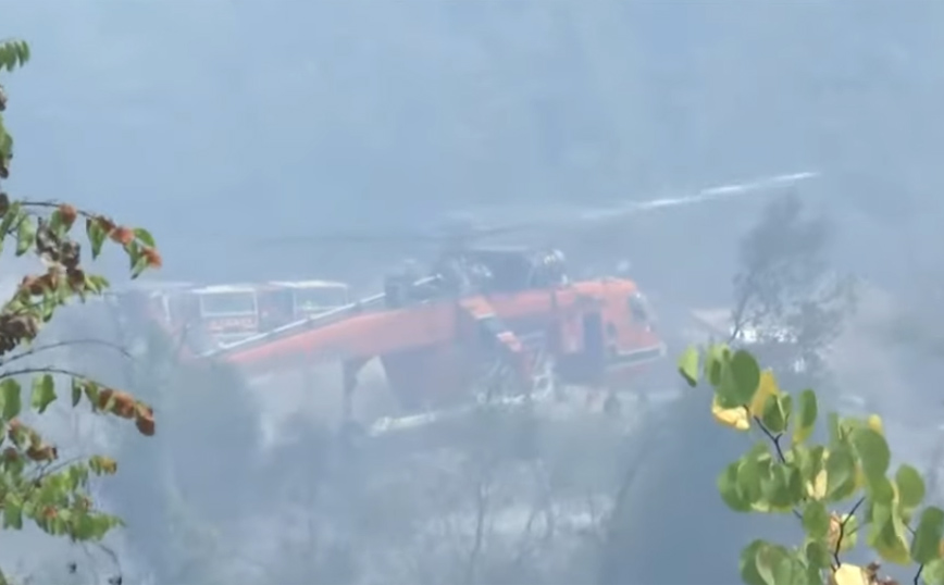 Φωτιά στη Γορτυνία: Εντυπωσιακό βίντεο με πυροσβεστικό ελικόπτερο που ανεφοδιάζεται από τον ποταμό Λάδωνα