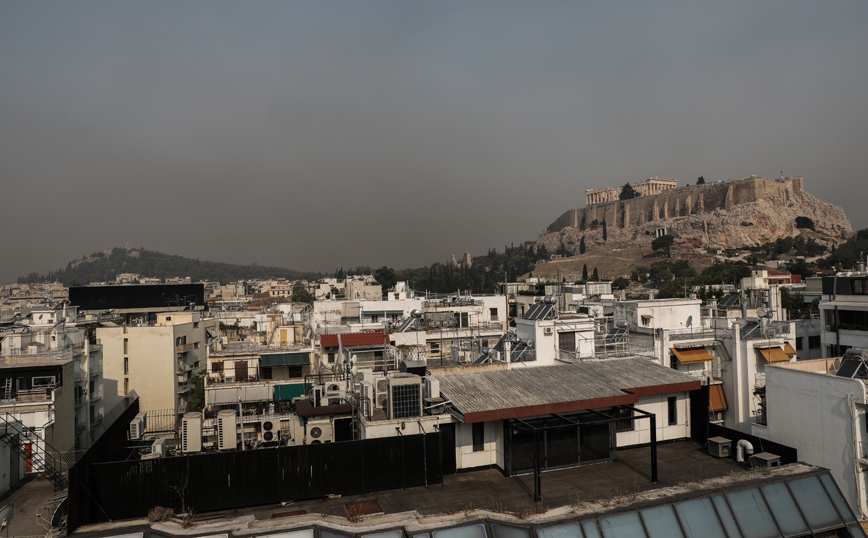 Φωτιά στην Βαρυμπόμπη: «Πνίγηκε» η Αθήνα από τον καπνό &#8211; Δείτε εικόνες από την Ακρόπολη και το κέντρο