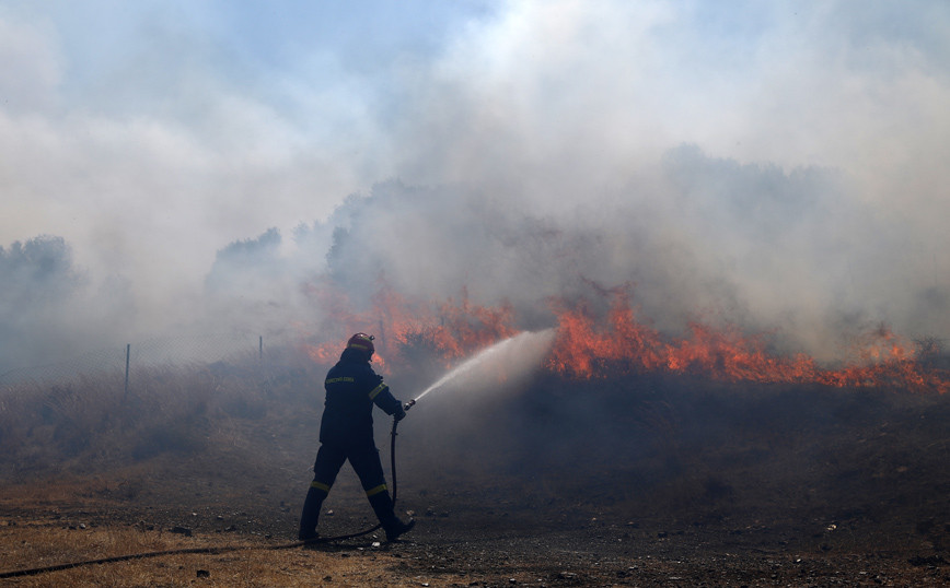 Φωτιές στην Αττική: Μαίνεται το μέτωπο στην Κερατέα &#8211; Σε τρία σημεία η πυρκαγιά στα Βίλια
