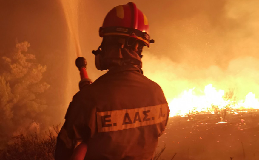 Ολονύχτια μάχη εθελοντών και πυροσβεστών στη Γορτυνία
