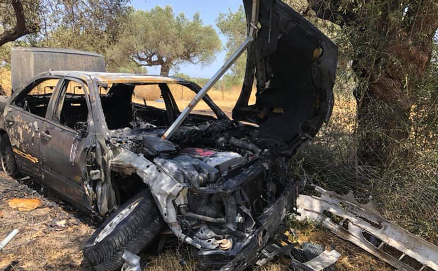 Σοκαριστικές εικόνες από τροχαίο στην Κερατέα &#8211; Αυτοκίνητο «καρφώθηκε» σε ελιά και τυλίχθηκε στις φλόγες