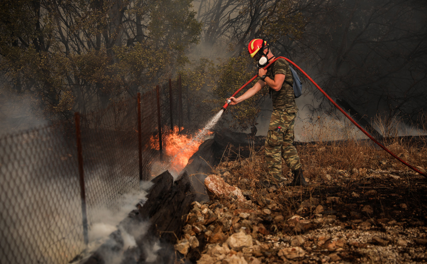 Φωτιά στη Βαρυμπόμπη: Μάχη να μην φτάσει η πυρκαγιά στο Κρυονέρι