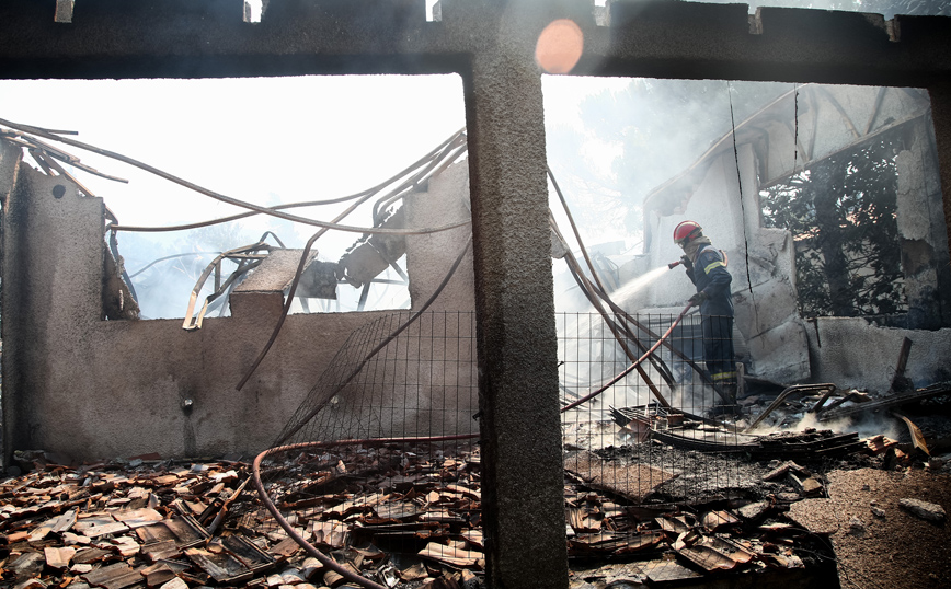 Φωτιά στα Βίλια: Ζημιές σε σπίτια στον Προφήτη Ηλία – Ισχυροί άνεμοι με ριπές έως και 8 μποφόρ