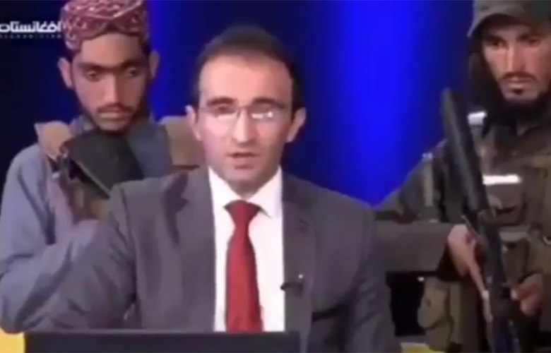 Αφγανιστάν: Παρουσιαστής λέει τις ειδήσεις με οκτώ ένοπλους Ταλιμπάν γύρω του