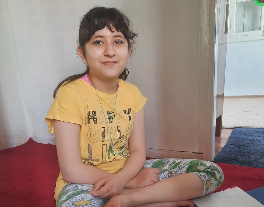 Από τη Μόρια της Λέσβου στη Βοστόνη με υποτροφία η 12χρονη πρόσφυγας Αρεζού