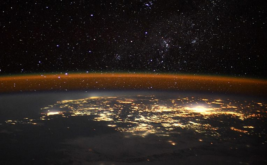 Έτσι φαίνεται η Γη τη νύχτα από τον Διεθνή Διαστημικό Σταθμό &#8211; Οι φωτογραφίες που καθηλώνουν