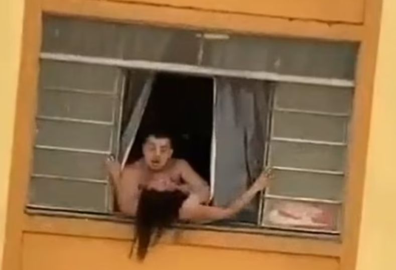 Σοκαριστικό βίντεο: Έγκυος γυναίκα προσπαθεί να πηδήξει από το παράθυρο για να σωθεί από τον άντρα της