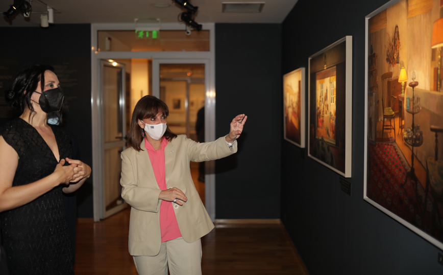 Η Κατερίνα Σακελλαροπούλου εγκαινίασε την έκθεση «Το σπίτι της Μνήμης» στο Μουσείο Μπενάκη