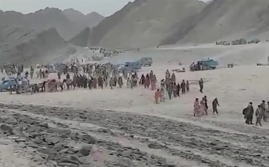 Αφγανιστάν: Χιλιάδες άνθρωποι περπατούν στην έρημο για να ξεφύγουν από τους Ταλιμπάν