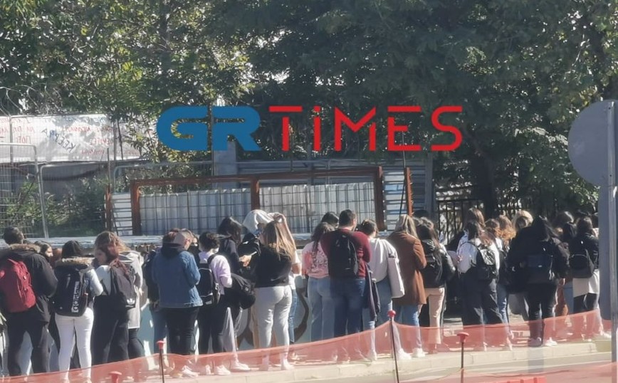 Θεσσαλονίκη: Ατελείωτες ουρές από τους φοιτητές έξω από το Αριστοτέλειο για μια μερίδα φαγητού