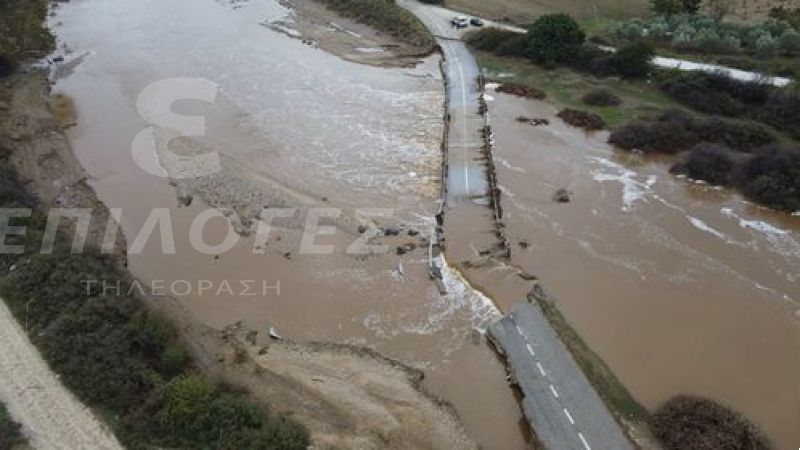 Κακοκαιρία Μπάλλος: Διαλύθηκε γέφυρα στις Σέρρες και «βυθίστηκε» στο ποτάμι