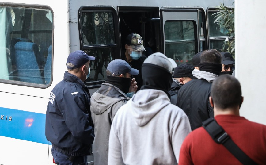 Πέραμα: Ελεύθεροι χωρίς περιοριστικούς όρους οι 7 αστυνομικοί &#8211; Ελεύθεροι και οι δύο Ρομά χωρίς αναμορφωτικά μέτρα