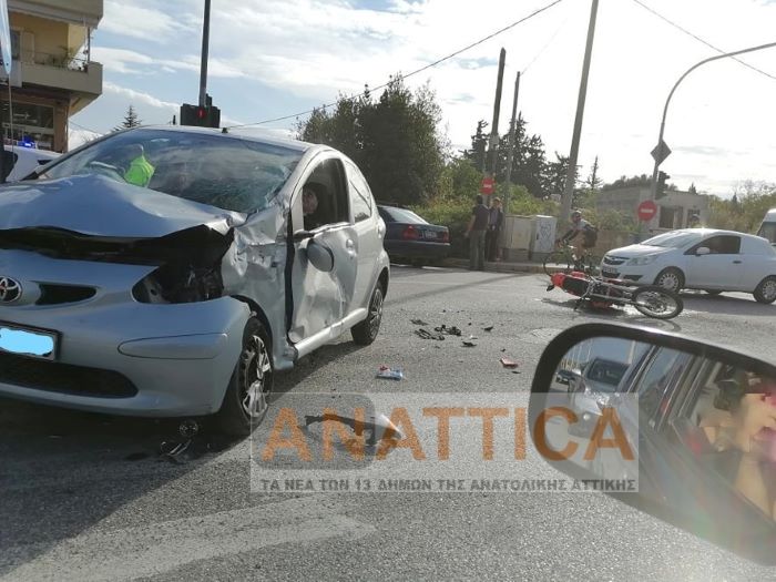 Νέα Μάκρη: Τροχαίο στη Λεωφόρο Μαραθώνος &#8211; Τραυματίστηκε οδηγός μοτοσυκλέτας