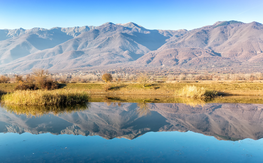 Forbes: Μία ελληνική λίμνη ανάμεσα στα πέντε φυσικά θαύματα στα Βαλκάνια