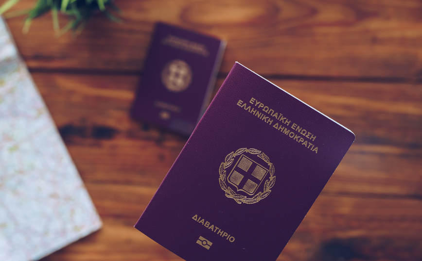 Βρέθηκαν δίπλα σε κάδο σκουπιδιών στον Άγιο Παντελεήμονα τα 80 από τα 81 διαβατήρια που είχαν κλαπεί