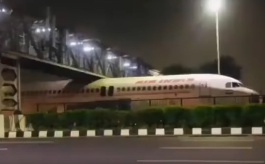 Αεροπλάνο της Air India προς απόσυρση κόλλησε κάτω από γέφυρα