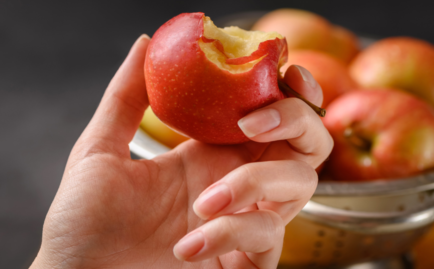 Μήλα: Πρέπει ή όχι να τα τρώτε για βραδινό;