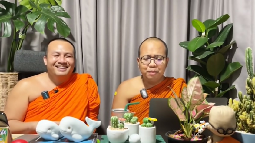 Δύο βουδιστές μοναχοί στην Ταϊλάνδη έχουν γίνει αστέρια των κοινωνικών μέσων με τα livestream τους στο Facebook