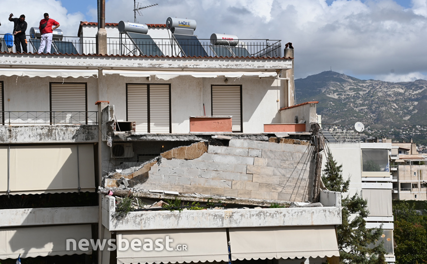 Φωτογραφίες και βίντεο από το μπαλκόνι πολυκατοικίας που έπεσε στο Χαλάνδρι