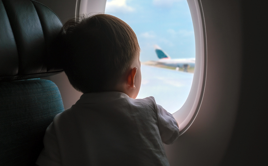 Τέσσερις στους δέκα γονείς θα άφηναν τα παιδιά τους μόνα στην οικονομική θέση αεροπλάνου για να αναβαθμιστούν στην πρώτη
