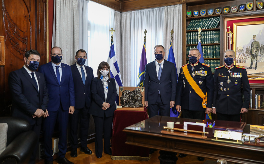 Κατάθεση στεφάνου από την Σακαλλαροπούλου Κατάθεση στεφάνου από την Σακαλλαροπούλου