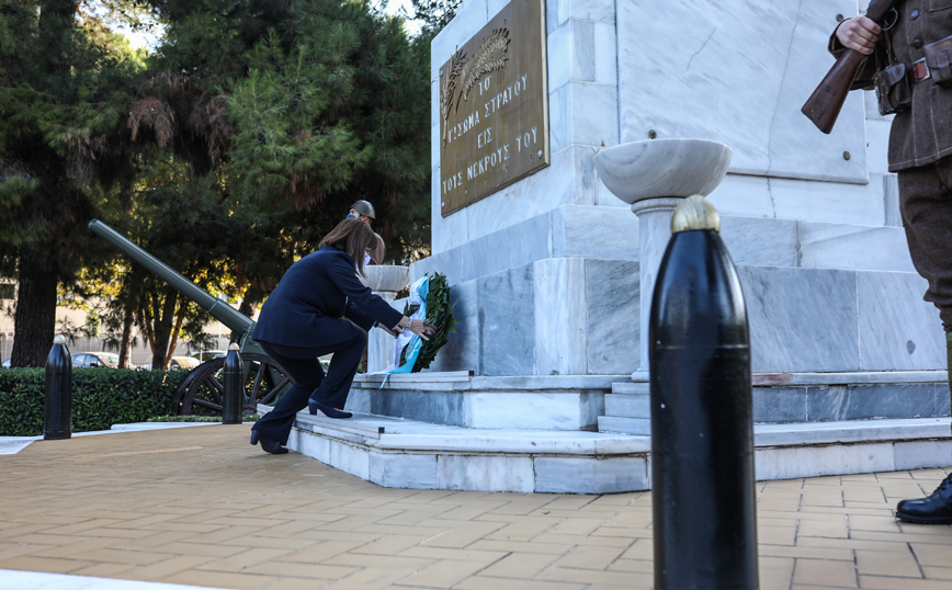 Κατάθεση στεφάνου από την Σακαλλαροπούλου Κατάθεση στεφάνου από την Σακαλλαροπούλου