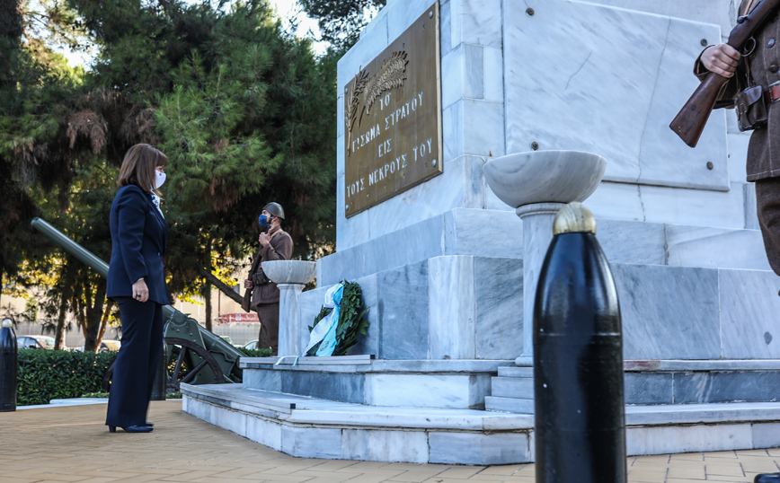 Κατάθεση στεφάνου από την Σακαλλαροπούλου Κατάθεση στεφάνου από την Σακαλλαροπούλου