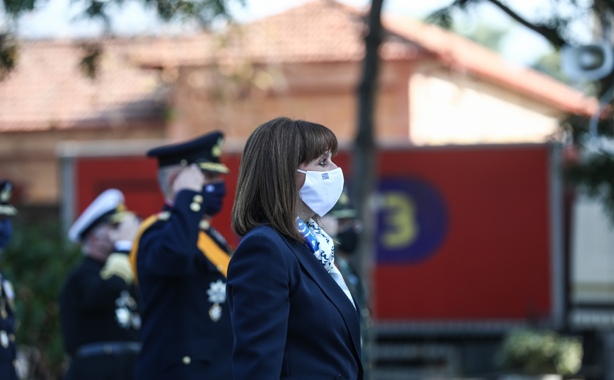 Κατάθεση στεφάνου από την Σακαλλαροπούλου Κατάθεση στεφάνου από την Σακαλλαροπούλου