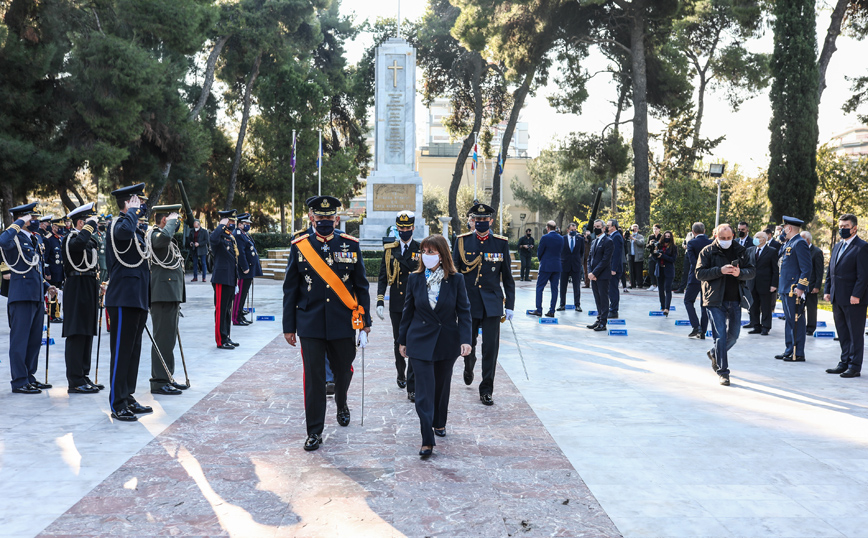 Κατάθεση στεφάνου από την Σακαλλαροπούλου Κατάθεση στεφάνου από την Σακαλλαροπούλου