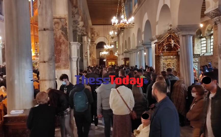 Θεσσαλονίκη: Συνωστισμός στον Άγιο Δημήτριο &#8211; Πιστοί βγάζουν τις μάσκες και ασπάζονται τις εικόνες