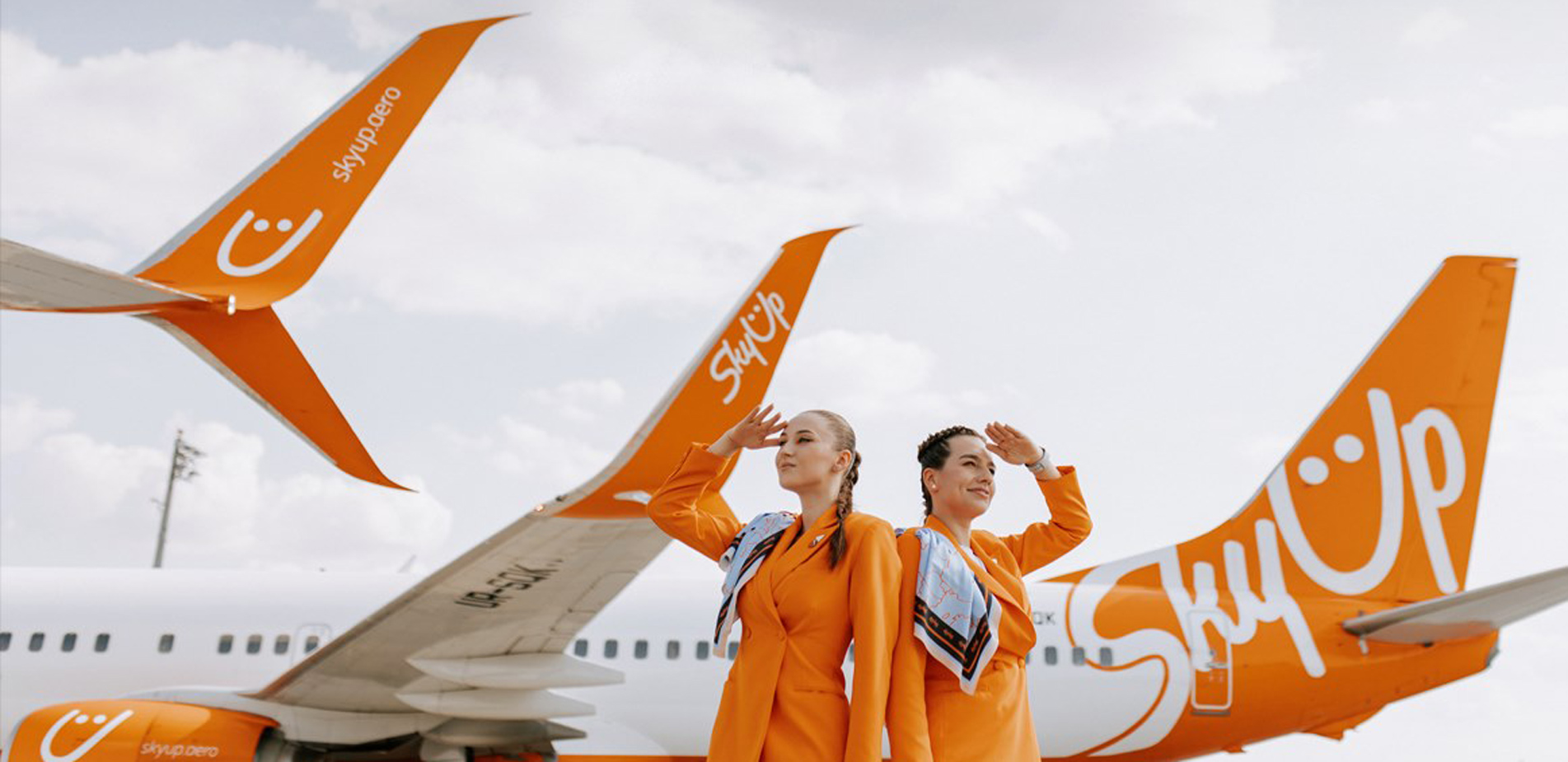 Η πρώτη αεροπορική εταιρεία που αντικαθιστά τις γόβες των αεροσυνοδών με αθλητικά και τις φούστες με παντελόνια