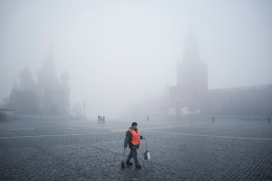 Εντυπωσιακές εικόνες από τη Μόσχα: Πυκνή ομίχλη κάλυψε την πόλη σε ύψος 120 μέτρων