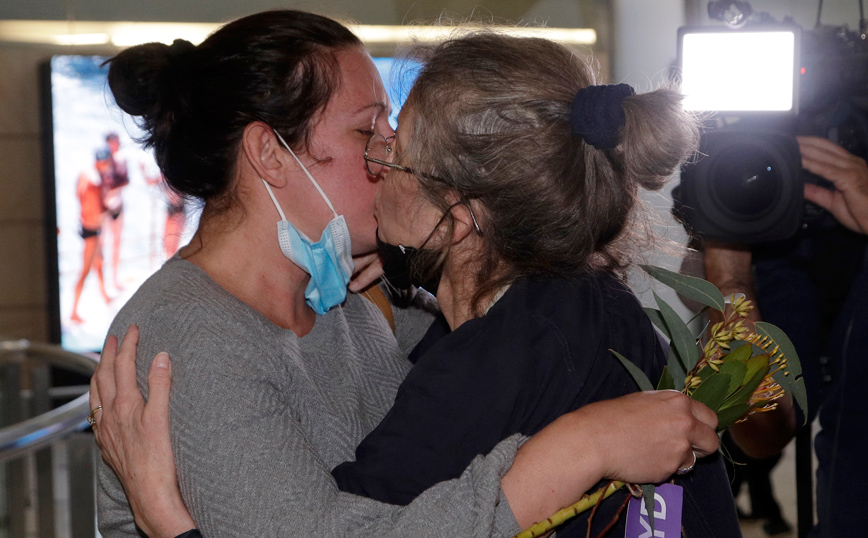 Αγκαλιές και δάκρυα στην Αυστραλία: Τα σύνορα άνοιξαν μετά από σχεδόν 600 μέρες