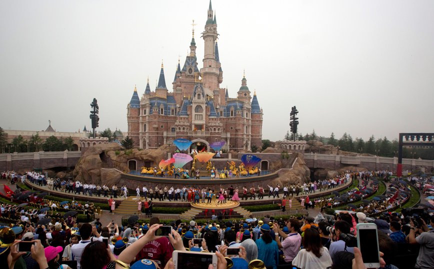 Ένα κρούσμα κορονοϊού σε επισκέπτη έκλεισε την Disneyland στη Σανγκάη