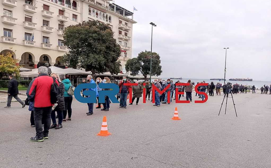 Κορονοϊός &#8211; Θεσσαλονίκη: Ουρές για να εμβολιαστούν στην πλατεία Αριστοτέλους &#8211; Θα κάνουν το εμβόλιο πάνω από 600 πολίτες