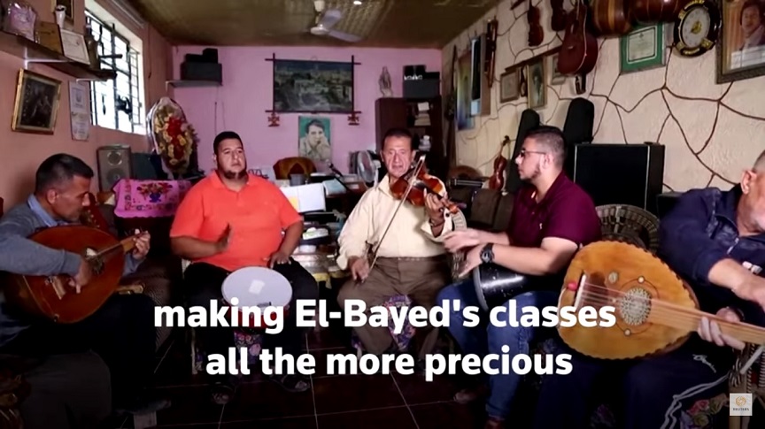 Βιολιστής προσφέρει πολύτιμα μαθήματα μουσικής εν μέσω της φτώχειας στη Γάζα