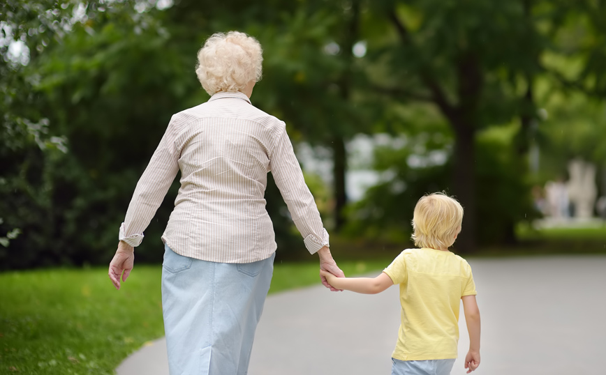 Γιατί οι γιαγιάδες χαίρονται περισσότερο όταν έρχονται σε επαφή με τα εγγόνια τους παρά με τα ίδια τους τα παιδιά