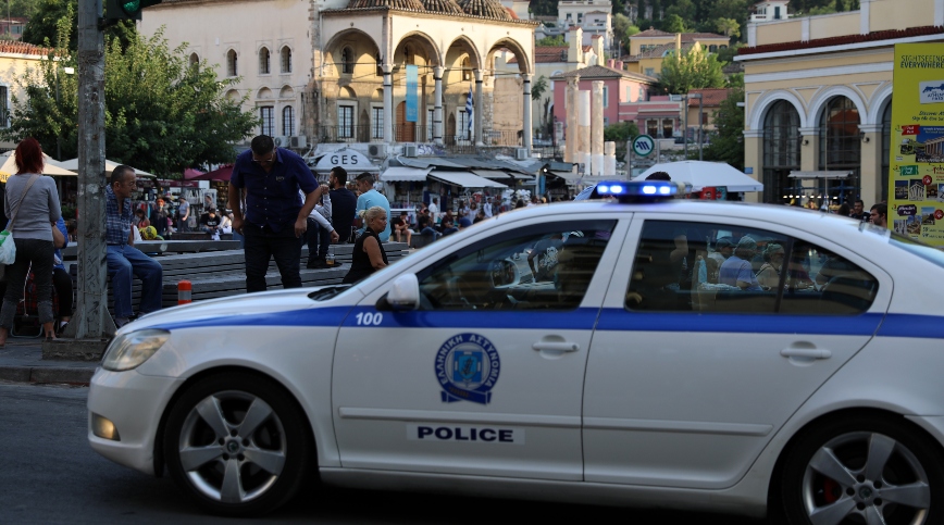 Μετά την Πλατεία Βικτωρίας μεγάλη επιχείρηση της αστυνομίας και στο Μοναστηράκι &#8211; Ναρκωτικά, κλήσεις και λαθραία ταξί