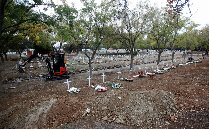 Θεσσαλονίκη: Σκηνικό σαν ταινία &#8211; Ανοίγουν διαρκώς νέοι τάφοι για τους νεκρούς από κορονοϊό