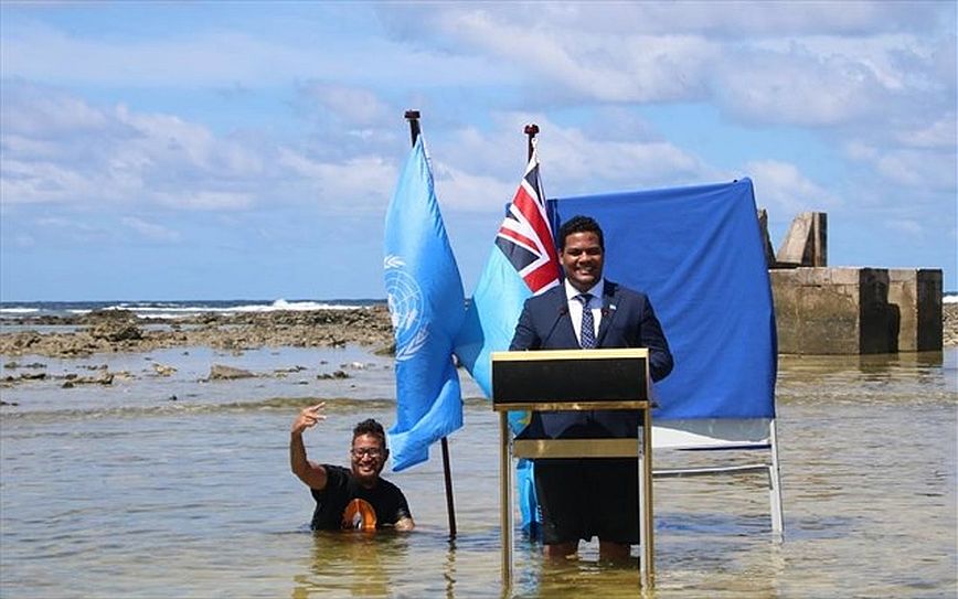 Μέσα στο νερό με κοστούμι και γραβάτα ο υπουργός Δικαιοσύνης νησιωτικού κράτους του Ειρηνικού