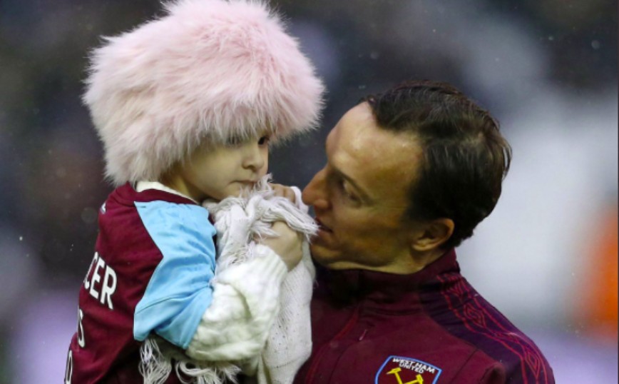 Ένα 6χρονο κοριτσάκι με σπάνια μορφή καρκίνου ήταν στην αποστολή της Γουέστ Χαμ για αγώνα της Premier League