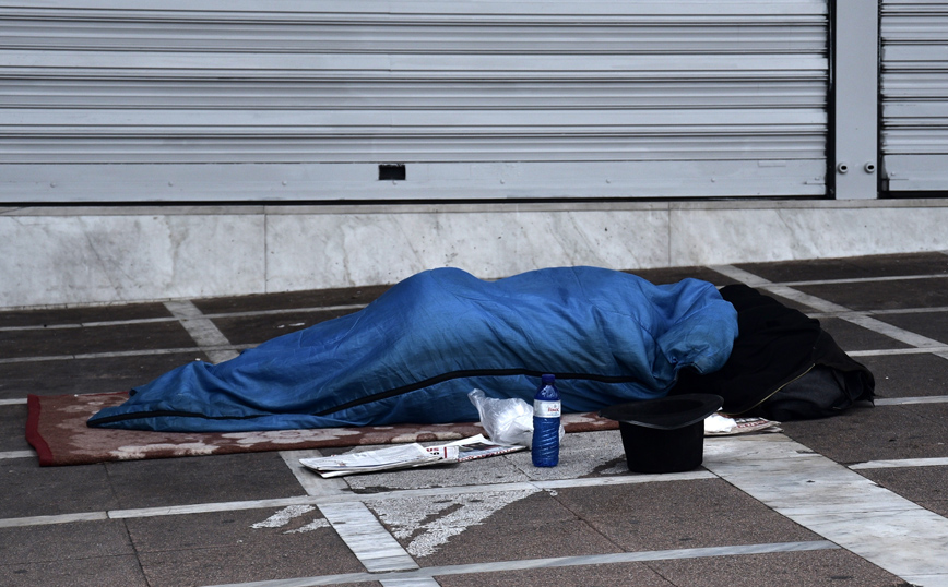 Άστεγος πέθανε από το κρύο σε πεζοδρόμιο της Θεσσαλονίκης