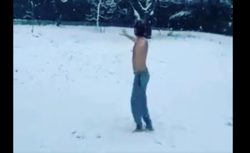 Θανάσης Ευθυμιάδης: Χορεύει ημίγυμνος στο χιόνι