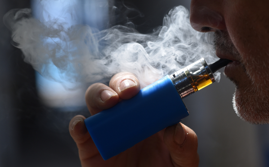 Νέα έρευνα για τους έφηβους: Είναι πιθανό να γίνουν ατμιστές αν οι γονείς τους είναι καπνιστές