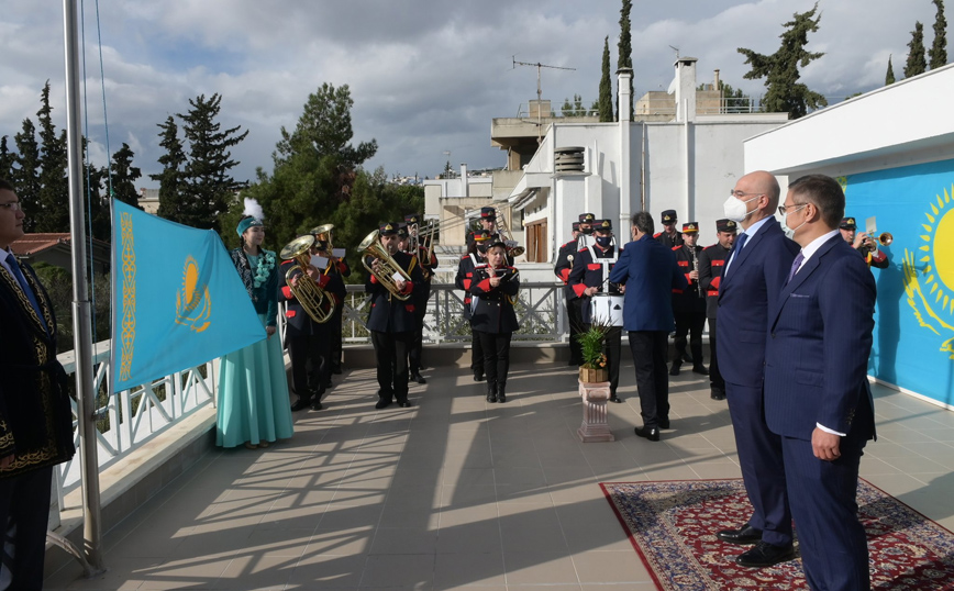 Στην τελετή έπαρσης σημαίας στην πρεσβεία του Καζακστάν ο Δένδιας
