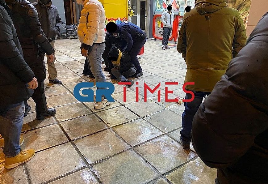 Θεσσαλονίκη: Συνελήφθη αλλοδαπός που απείλησε με γυαλί υπάλληλους και θαμώνες ταχυφαγείου